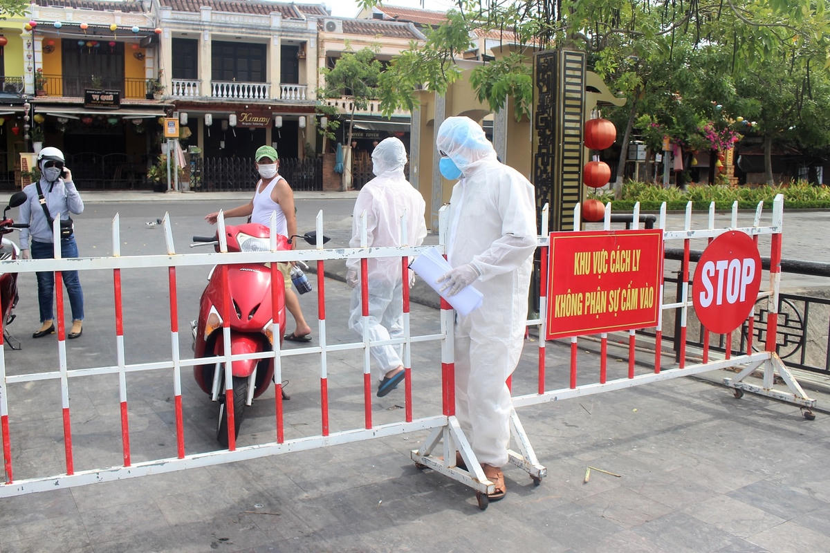 Các nhân viên y tế vào khu phong tỏa khối phố An Hội.