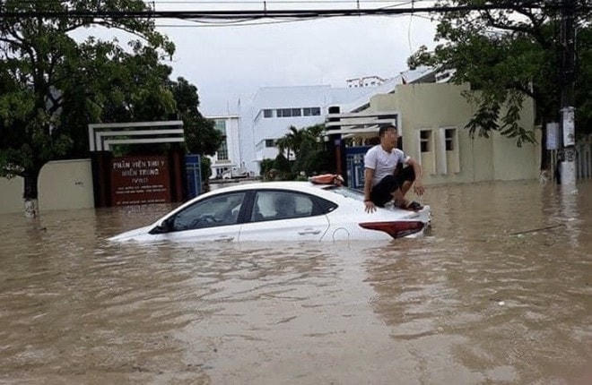 Ngập nặng trên đường 2 Tháng 4 (thuộc P.Vĩnh Hải và Vĩnh Hòa, TP Nha Trang). Ảnh: Thanh niên.