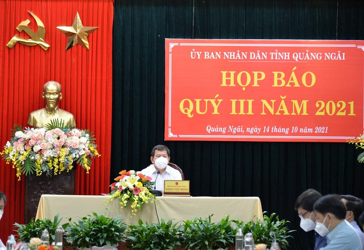 Ông Đặng Văn Minh, Chủ tịch UBND tỉnh Quảng Ngãi chủ trì buổi họp báo.