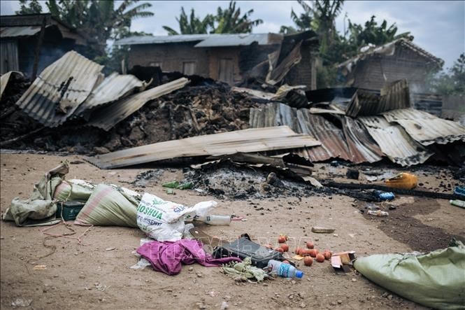 Nhiều ngôi nhà bị đốt phá trong vụ tấn công của phiến quân tại làng Manzalaho gần Beni, CHDC Congo. (Ảnh: AFP/TTXVN).