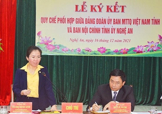 Lãnh đạo Ủy ban MTTQ và Ban Nội chính Tỉnh ủy chủ trì lễ ký kết chương trình phối hợp.