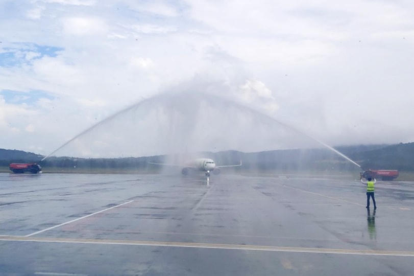 Nghi thức đón du khách trên trên chuyến bay đầu tiên sau thời gian giãn cách. 