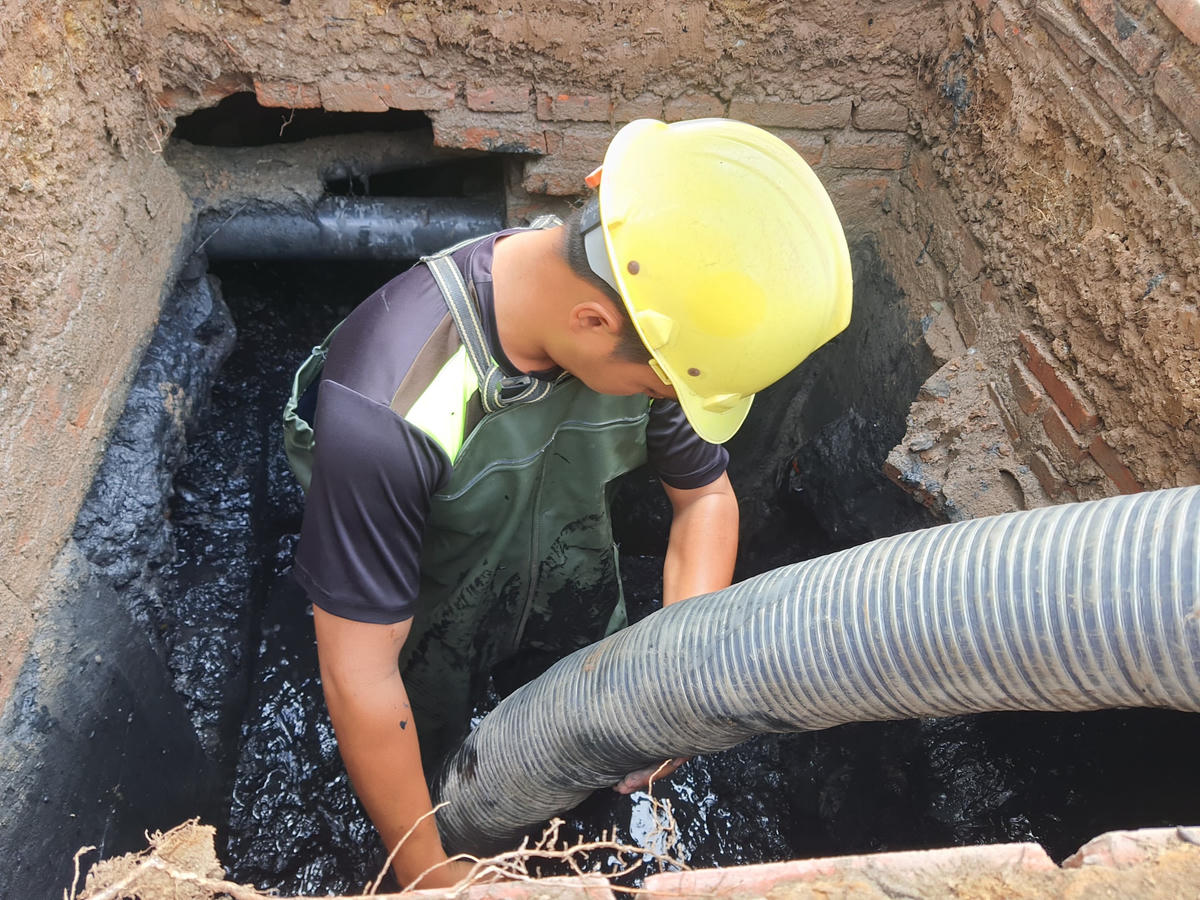 Nỗi cơ cực của người công nhân dưới lòng cống.