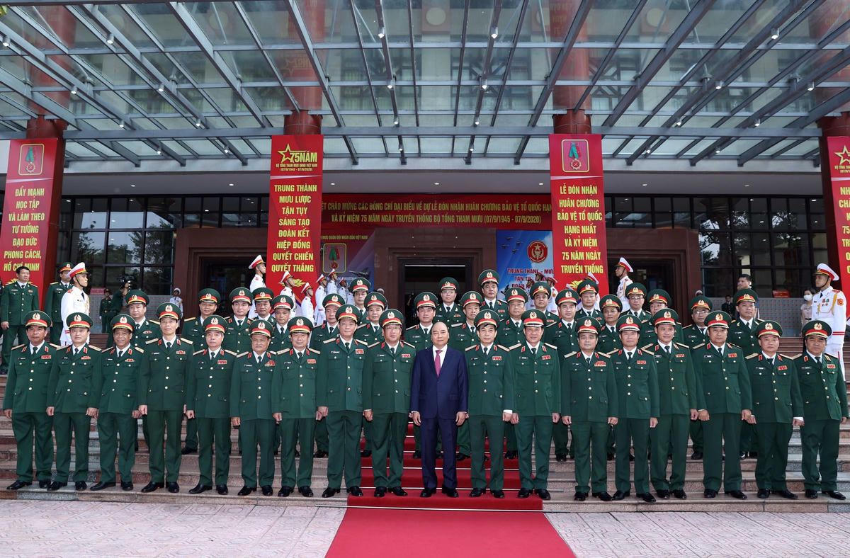 Thủ tướng Nguyễn Xuân Phúc và các đồng chí lãnh đạo Bộ Quốc phòng, Bộ Tổng Tham mưu Quân đội nhân dân Việt Nam. Ảnh VGP/Quang Hiếu.