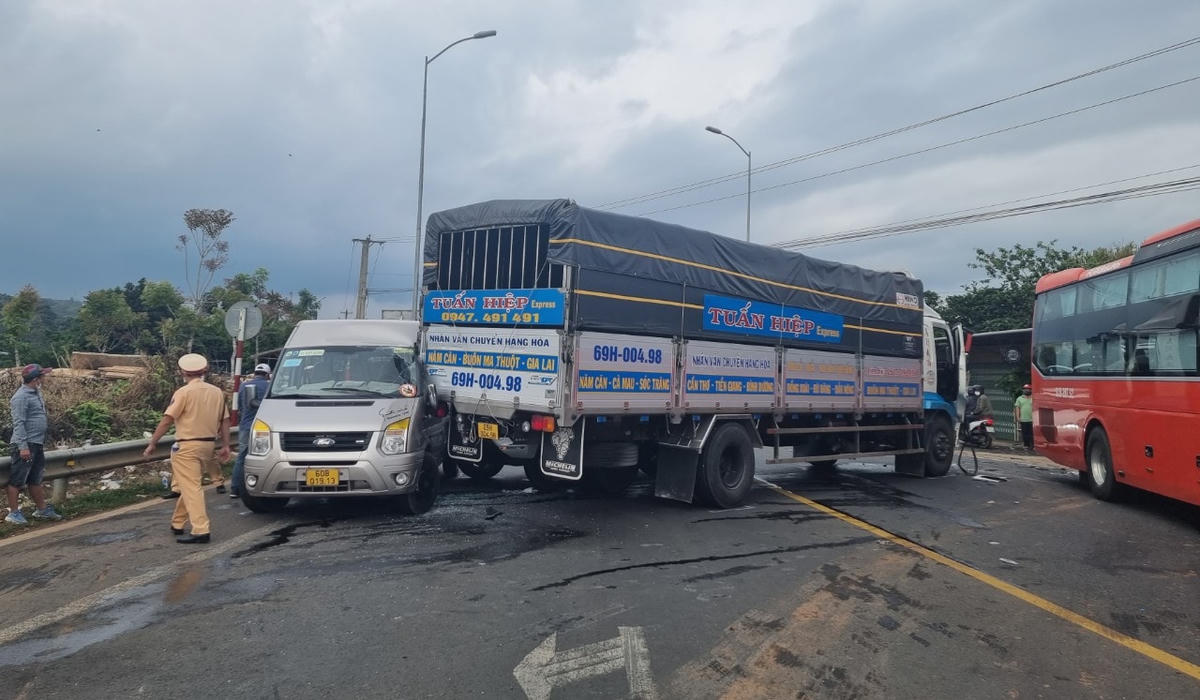 Cùng thời điểm, một chiếc xe khách và xe ô tô 7 chỗ cũng xảy ra va chạm.