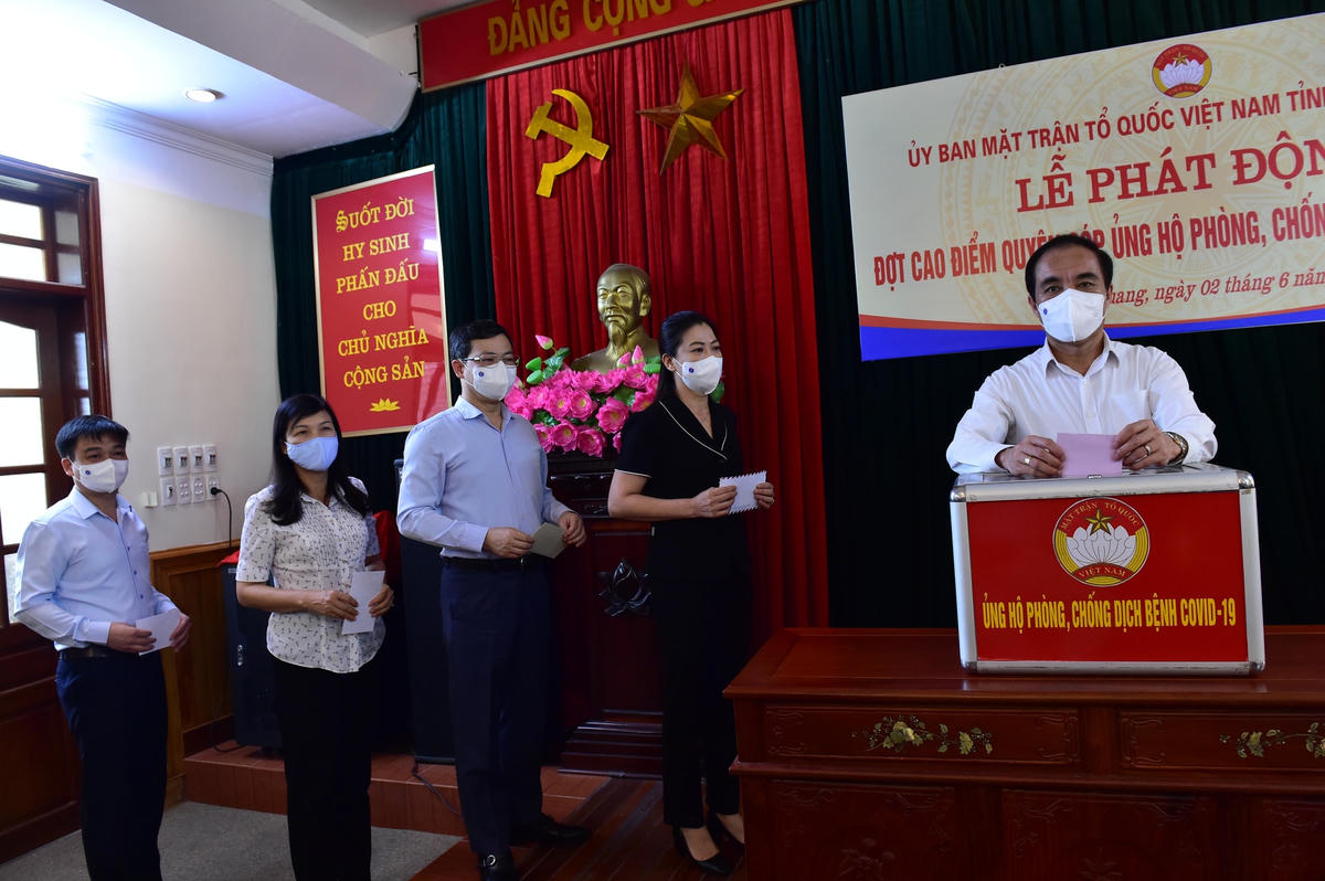 Lãnh đạo tỉnh Tuyên Quang ủng hộ phòng chống dịch Covid-19. Ảnh: Thành Công.