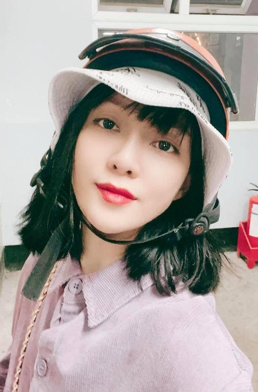 Ca sĩ Đinh Hương chia sẻ “bí quyết” đi du lịch mùa dịch: “Combo đi du lịch mùa dịch: Đội nón bảo hiểm rồi xách chiếc xe đạp tập thể dục chạy dzòng dzòng khắp hành lang chung cư, vừa an toàn vừa khoẻ mạnh. Hãy như Hương!”.