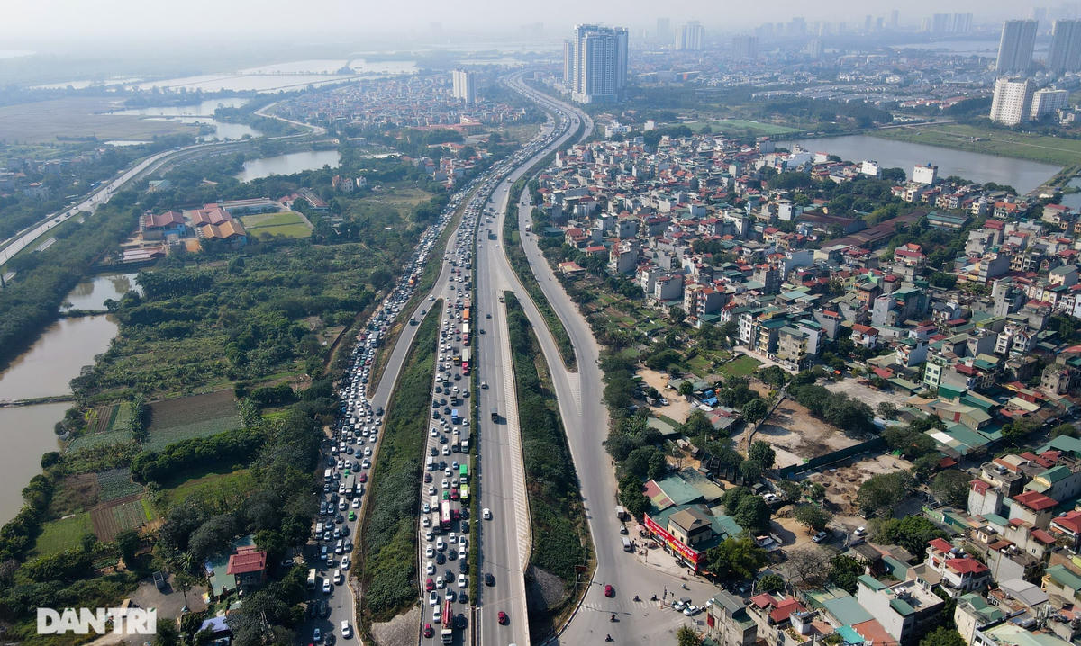 Theo ghi nhận của phóng viên vào lúc hơn 9h sáng 1/1, tình trạng ùn tắc nghiêm trọng xảy ra đường vành đai 3 trên cao, kéo dài từ khu vực nút giao Nguyễn Xiển lên đến cầu Thanh Trì.  