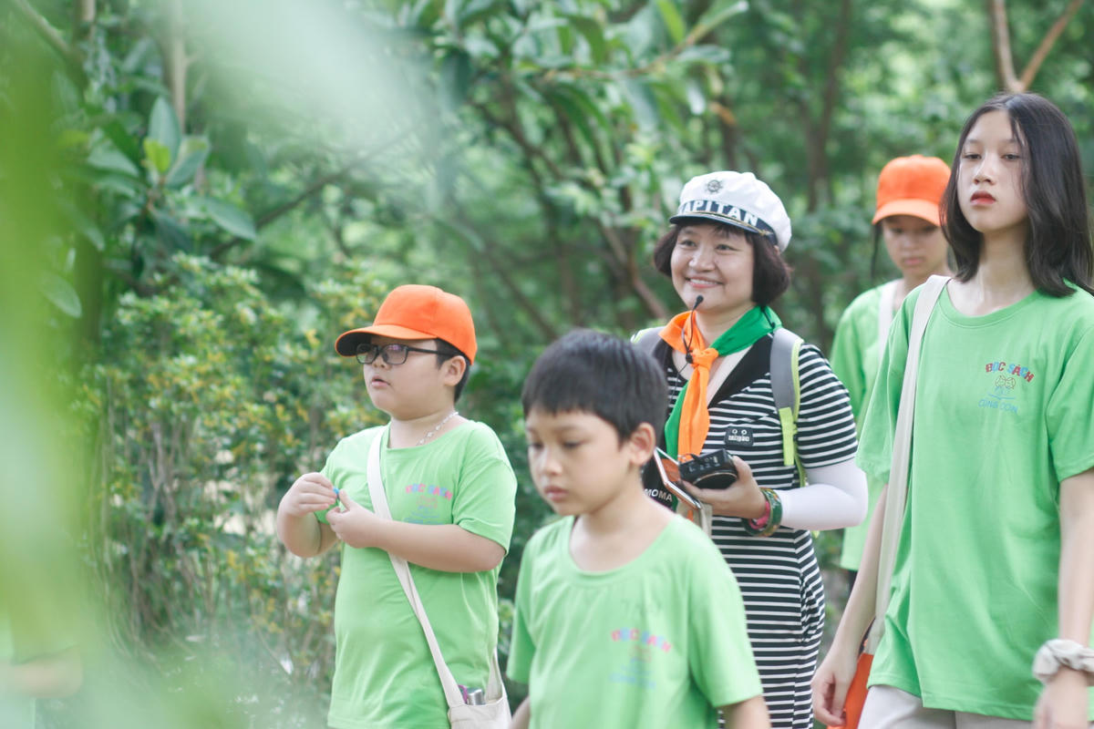 TS Nguyễn Thụy Anh trong vai trò “thuyền trưởng” của con tàu EcoCamp, trại hè thiếu nhi thường niên, đưa trẻ đến gần hơn với thiên nhiên.