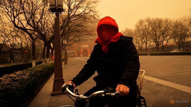 Tại Bắc Kinh, chỉ số chất lượng không khí (AQI) đã tăng vọt lên mức "nguy hiểm" với chỉ số 999. Trong khi đó, Tokyo (Nhật Bản) có chỉ số 42, Sydney (Australia) có chỉ số 17 và New York (Mỹ) là 26. Các khu vực nằm gần Bắc Kinh như Hong Kong, Đài Loan lần lượt ghi nhận chỉ số ở mức 66 và 87.  