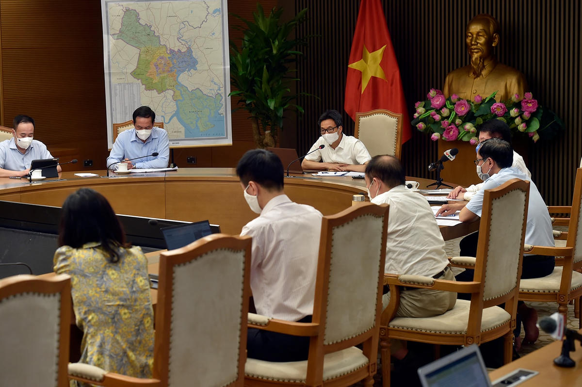 Phó Thủ tướng đề nghị TP HCM thực hiện nghiêm các giải pháp đã đề ra và thống nhất ở mức cao hơn hiện nay, cắt đứt các chuỗi lây nhiễm, khống chế bằng được các ổ dịch, phấn đấu không để kéo dài tình trạng giãn cách xã hội như hiện tại. Ảnh VGP/Đình Nam.