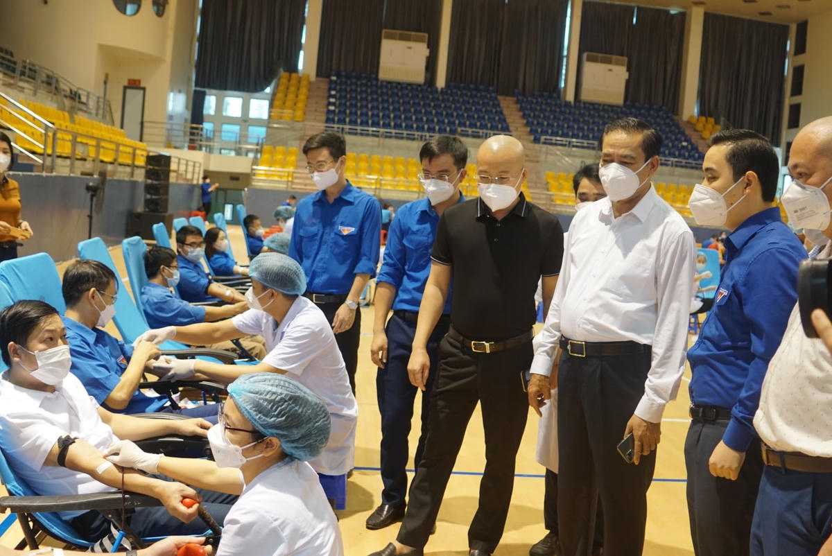 Chủ tịch UBND tỉnh Hà Tĩnh Võ Trọng Hải đến động viên tinh thần người dân tham gia hiến máu.