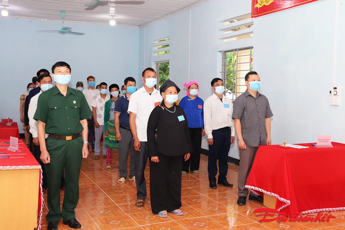 Các cử tri có mặt tại khu vực bỏ phiếu, tham dự lễ khai mạc. Ảnh: Minh Đức.