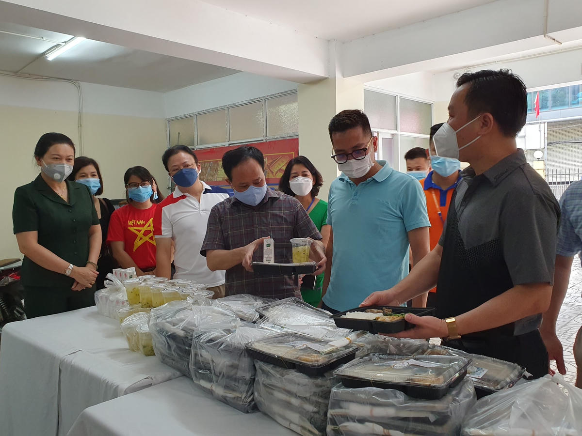 'Ngân hàng thực phẩm' trao hàng ngàn suất cơm hỗ trợ lực lượng tuyến đầu