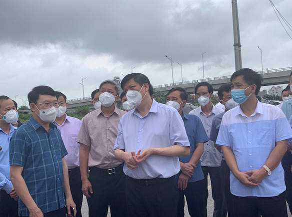 Bộ trưởng Nguyễn Thanh Long (ở giữa) trao đổi với Chủ tịch tỉnh Bắc Giang Lê Ánh Dương (bên trái) khi đi thị sát tại Khu công nghiệp Quang Châu, Bắc Giang sáng nay 18/5. Nguồn: Tuổi trẻ. 