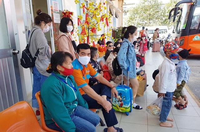 Hành khách trở lại TP HCM và các tỉnh miền Trung tại bến xe phía Nam Nha Trang trưa 5 Tết Tân Sửu.