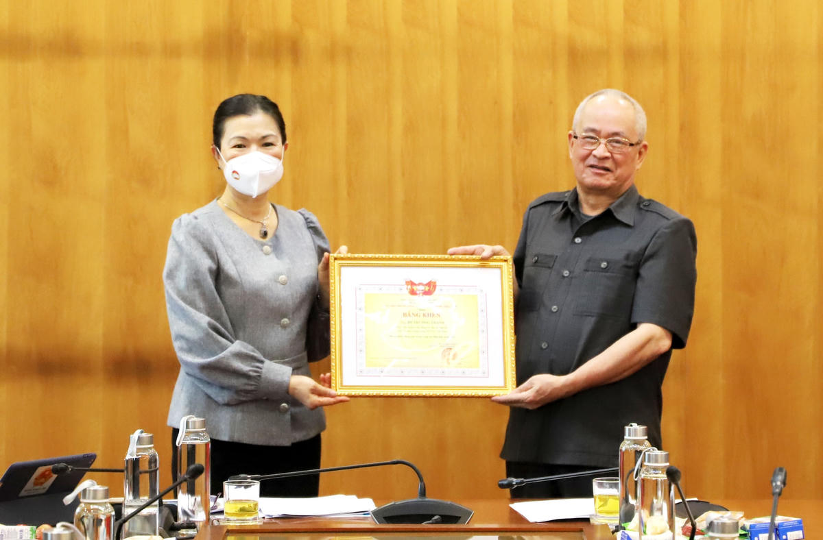 Phó Chủ tịch Trương Thị Ngọc Ánh trao Bằng khen cho ông Bế Trường Thành, Phó Chủ nhiệm Hội đồng tư vấn về Dân tộc UBTƯ MTTQ Việt Nam.