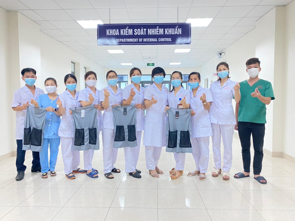 Tập thể y bác sĩ Khoa Kiểm soát nhiễm khuẩn, Bệnh viện Y học cổ truyền Bộ Công an.  