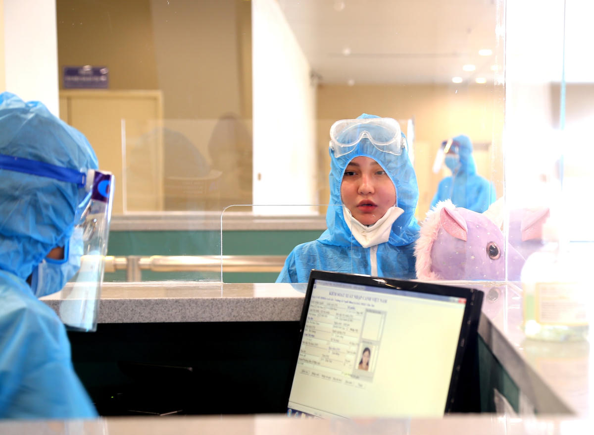 Trong đoàn còn có nhiều du học sinh trở về nước.