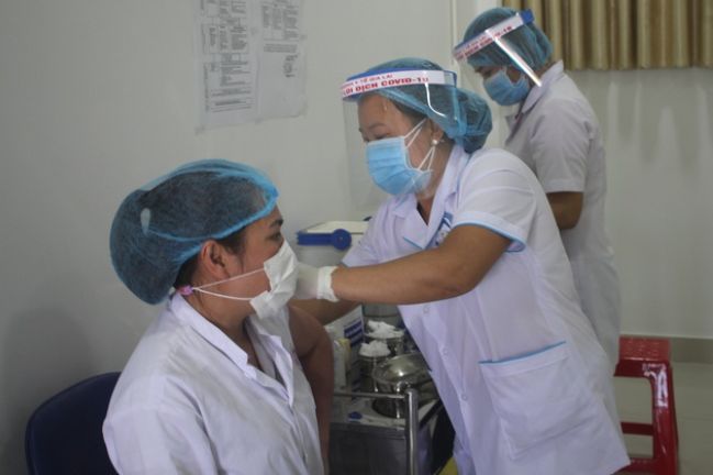 Trước khi tiêm vắc xin, các nhân viên y tế đều được kiểm tra sức khỏe kỹ lưỡng. Nguồn: Dân trí. 