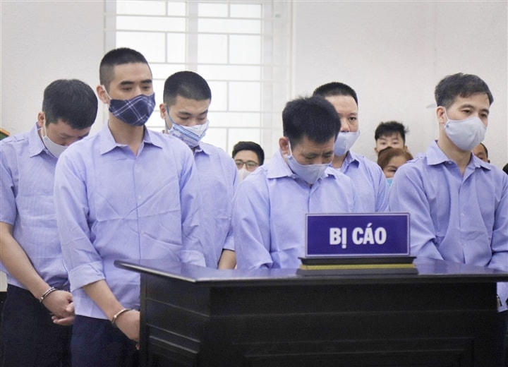 Các bị cáo tại tòa hồi tháng 5/2021.