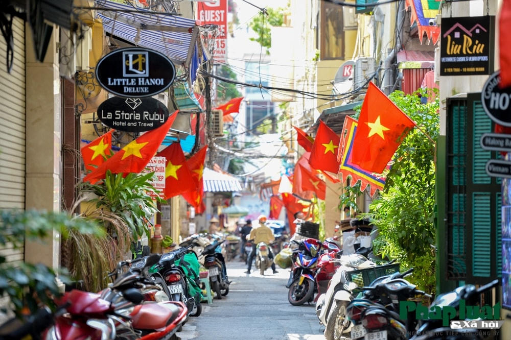 Đường phố Hà Nội trong những ngày chào mừng Đại hội XIII của Đảng.