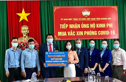 Công ty Cổ phần Nước giải khát Sanest Khánh Hòa trao tượng trưng kinh phí hộ trợ mua vắc xin cho Uỷ ban MTTQVN tỉnh Khánh Hòa.