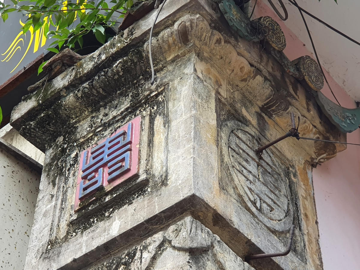 Các họa tiết, hoa văn trên cổng của căn biệt phủ đã bắt đầu nhuốm màu thời gian.