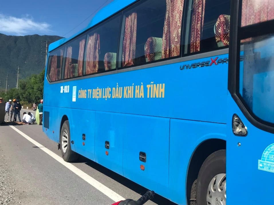 Xe chở công nhân của Công ty Điện lực Dầu khí Hà Tĩnh va chạm với xe máy khiến một người đàn ông tử vong.