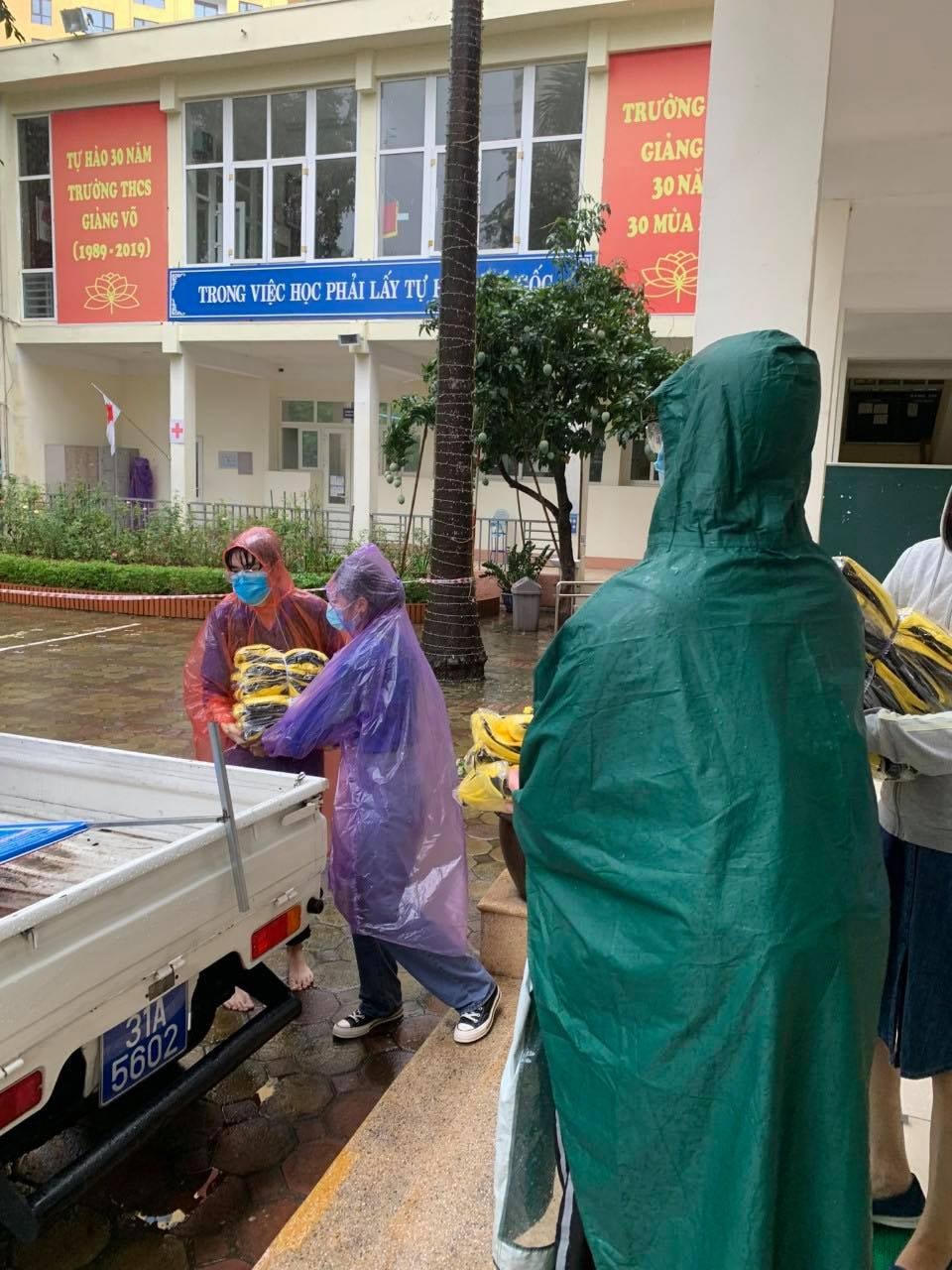 Trường Giảng võ chuyển 100 bộ đồng phục sang cho các em học sinh điểm thi trường THPT Nguyễn Trãi.
