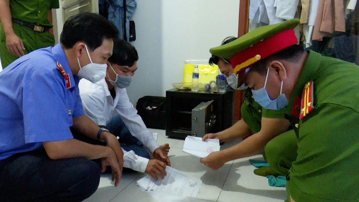 Lực lượng chức năng khám xét nhà của bị can Lê Thanh Vân.