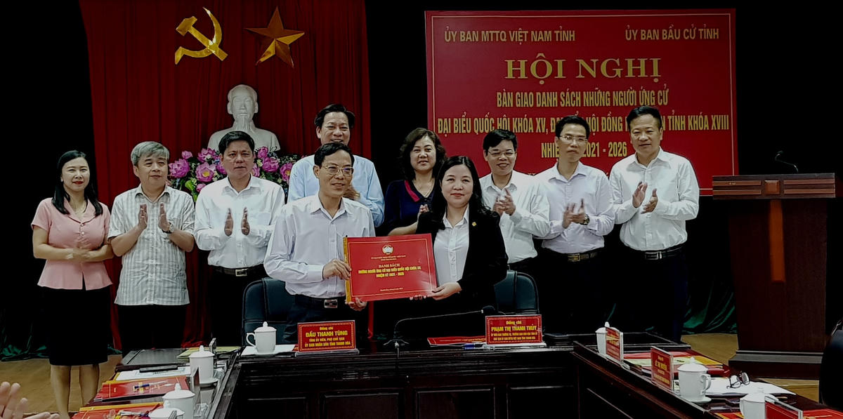 Bà Phạm Thị Thanh Thủy, Chủ tịch Ủy ban MTTQ tỉnh, Trưởng ban Dân vận Tỉnh uỷ, Phó Chủ tịch Ủy ban Bầu cử tỉnh Thanh Hóa và ông Đầu Thanh Tùng, Phó Chủ tịch UBND tỉnh Thanh Hóa đã ký biên bản bàn giao danh sách những người ứng cử đại biểu Quốc hội khóa XV và đại biểu HĐND tỉnh khóa XVIII, nhiệm kỳ 2021-2026 cho Ủy ban Bầu cử tỉnh Thanh Hóa.