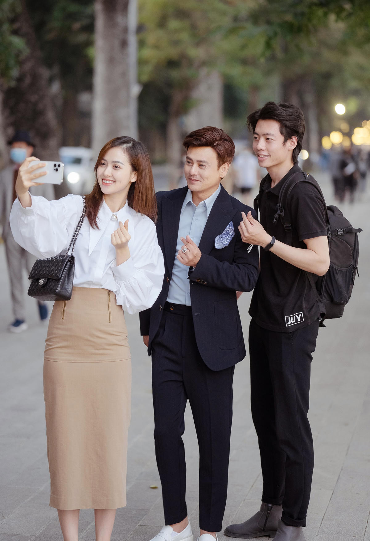Nam ca sĩ vui vẻ chụp hình cùng người hâm mộ trên đường phố Hà Nội.