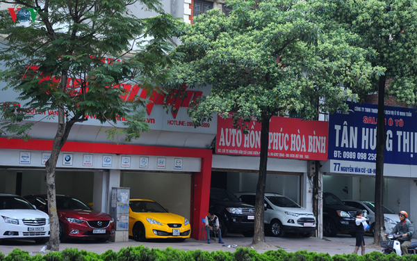 Nhiều cửa hàng xe cũ chịu tác động của dịch Covid-19, đặc biệt là những cửa hàng kinh doanh xe sang đã qua sử dụng.