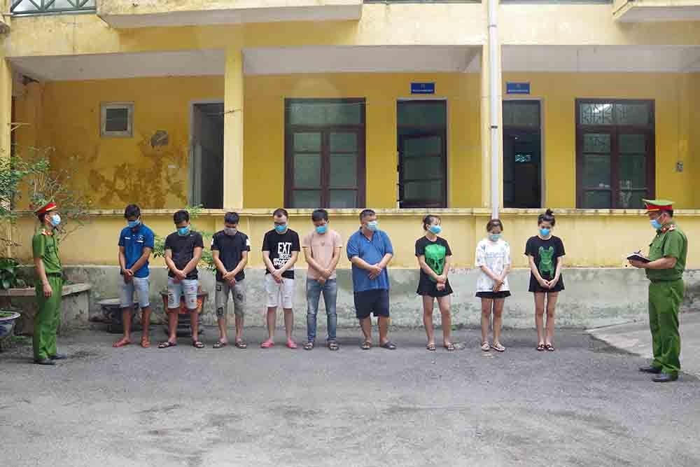 Công an huyện Thanh Liêm lấy lời khai các đối tượng. Ảnh: Công an Hà Nam.