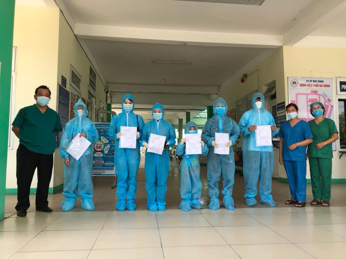 6 BN Covid-19 được Bệnh viện phổi Đà Nẵng công bố khỏi bệnh, cho ra viện sáng 4/6. Ảnh Bệnh viện phổi Đà Nẵng cung cấp.