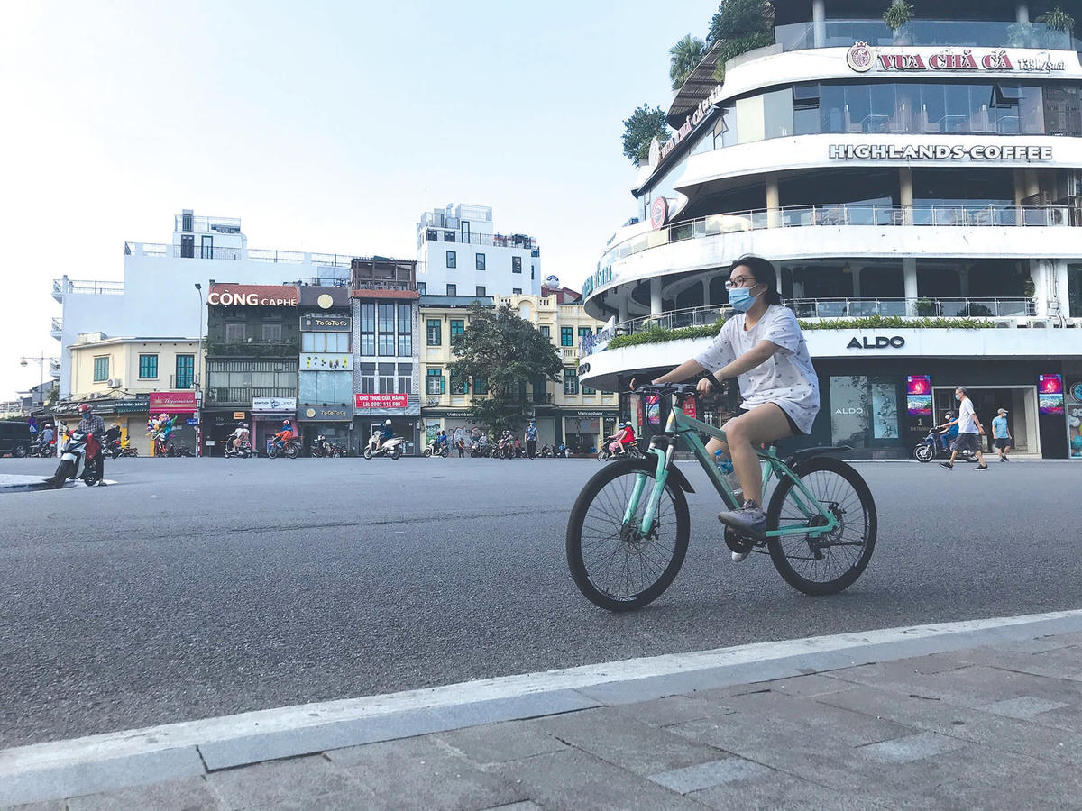 Đạp xe qua quảng trường Đông kinh Nghĩa thục.