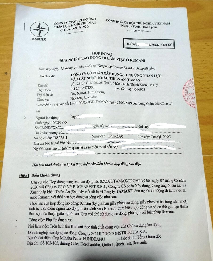 Một hợp đồng đưa người lao động đi làm việc tại Rumani của Công ty Tamax ký với người lao động.