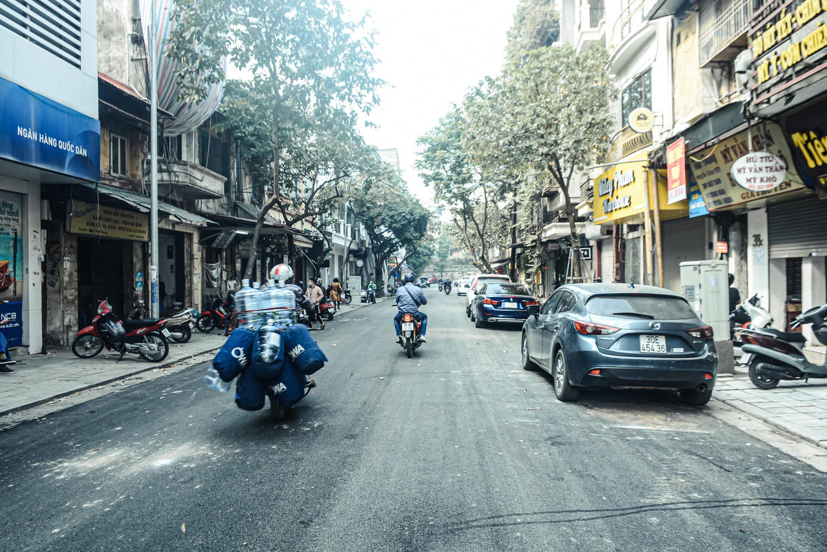 Trước diễn biến dịch Covid-19 phức tạp, 5 phường của quận Hoàn Kiếm (Cửa Đông, Đồng Xuân, Hàng Bạc, Hàng Đào, Hàng Gai) quyết định dừng các hoạt động không thiết yếu, các cơ sở kinh doanh dịch vụ ăn uống chỉ bán mang về, 13 phường còn lại hoạt động bình thường.