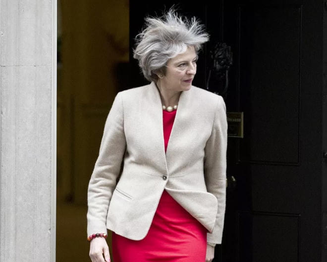 Cơn gió lớn thổi bung tóc cựu Thủ tướng Anh Theresa May khi bà đứng chờ Thủ tướng New Zealand Bill English tại London, năm 2017.