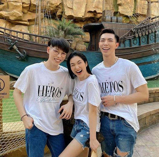 Đức Phúc nhớ những khoảnh khắc vui cười, đi chơi cùng Hòa Minzy và Erik. “Mong mọi người thật khoẻ mạnh cùng nhau vượt qua đại dịch để chúng ta lại được bên nhau”, Đức Phúc bày tỏ.