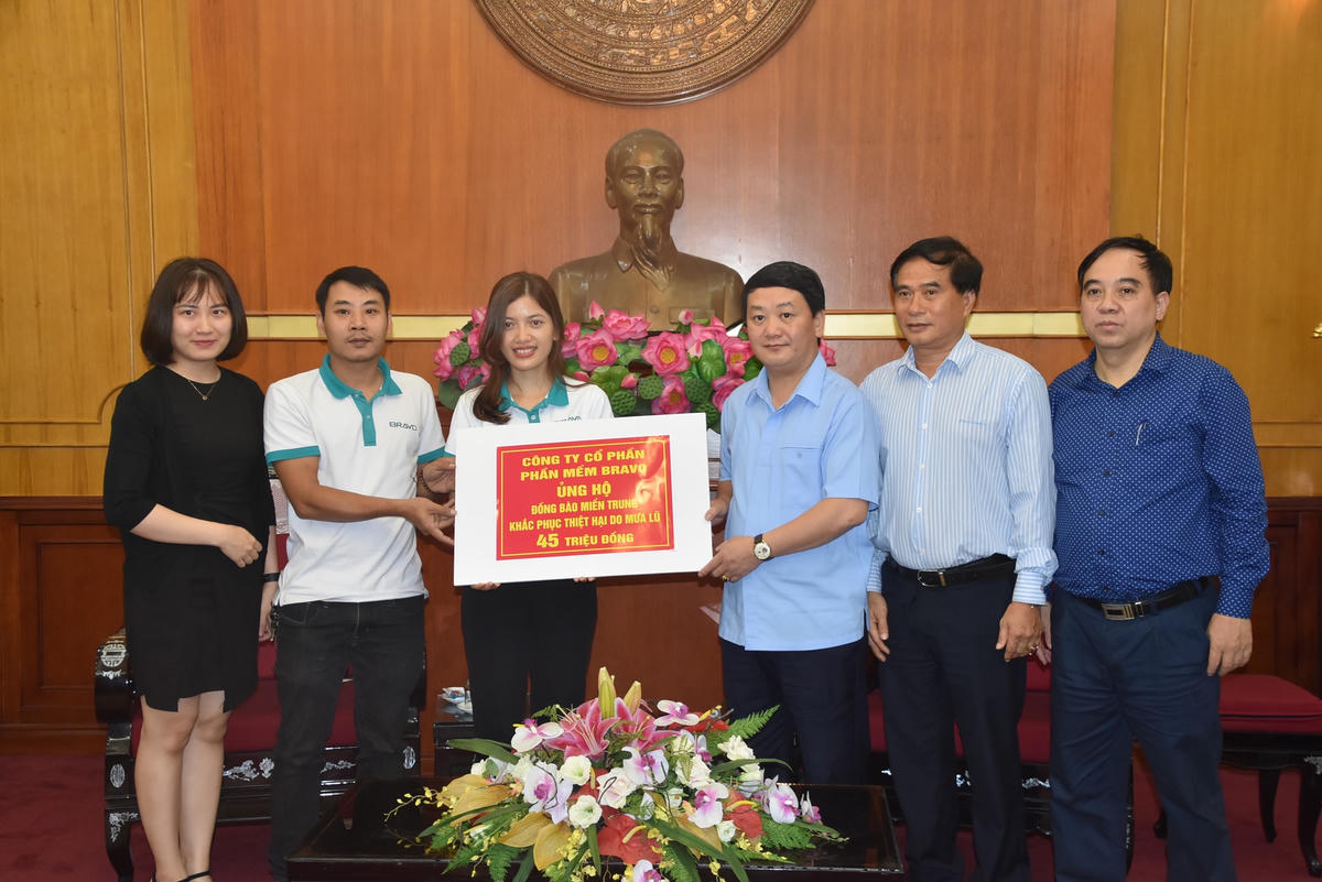 Phó Chủ tịch - Tổng Thư ký Hầu A Lềnh tiếp nhận ủng hộ từ Công ty Cổ phần phần mềm Bravo.