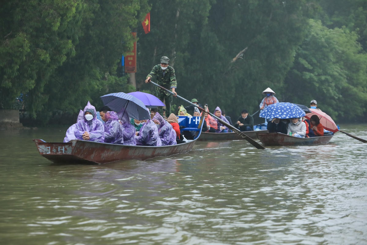 Du khách đội mưa đi lễ chùa Hương  
