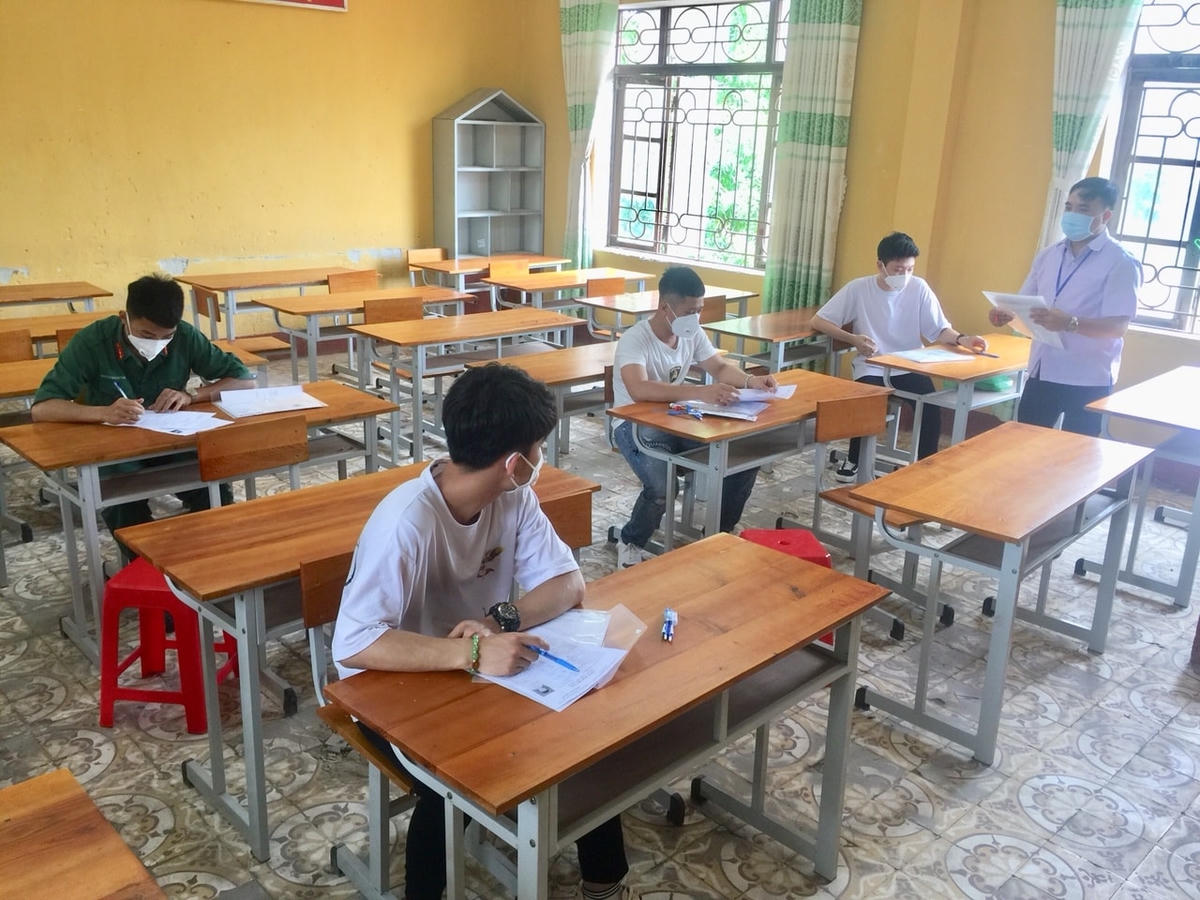 Thí sinh làm thủ tục dự thi tốt nghiệp THPT đợt 2. 