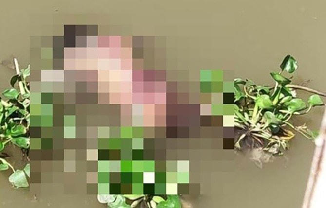 Thi thể nạn nhân nổi trên sông Cầu Đúc.