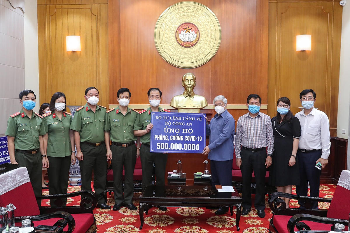 Bí thư Trung ương Đảng, Chủ tịch UBTƯ MTTQ Việt Nam Đỗ Văn Chiến tiếp nhận ủng hộ từ Bộ Tư lệnh Cảnh vệ, Bộ Công an.