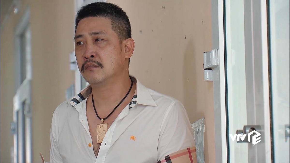 Ông Tấn đi tìm Chiến "chó" nhưng bắt gặp người ngồi tù thay mình. Ảnh: CMH.