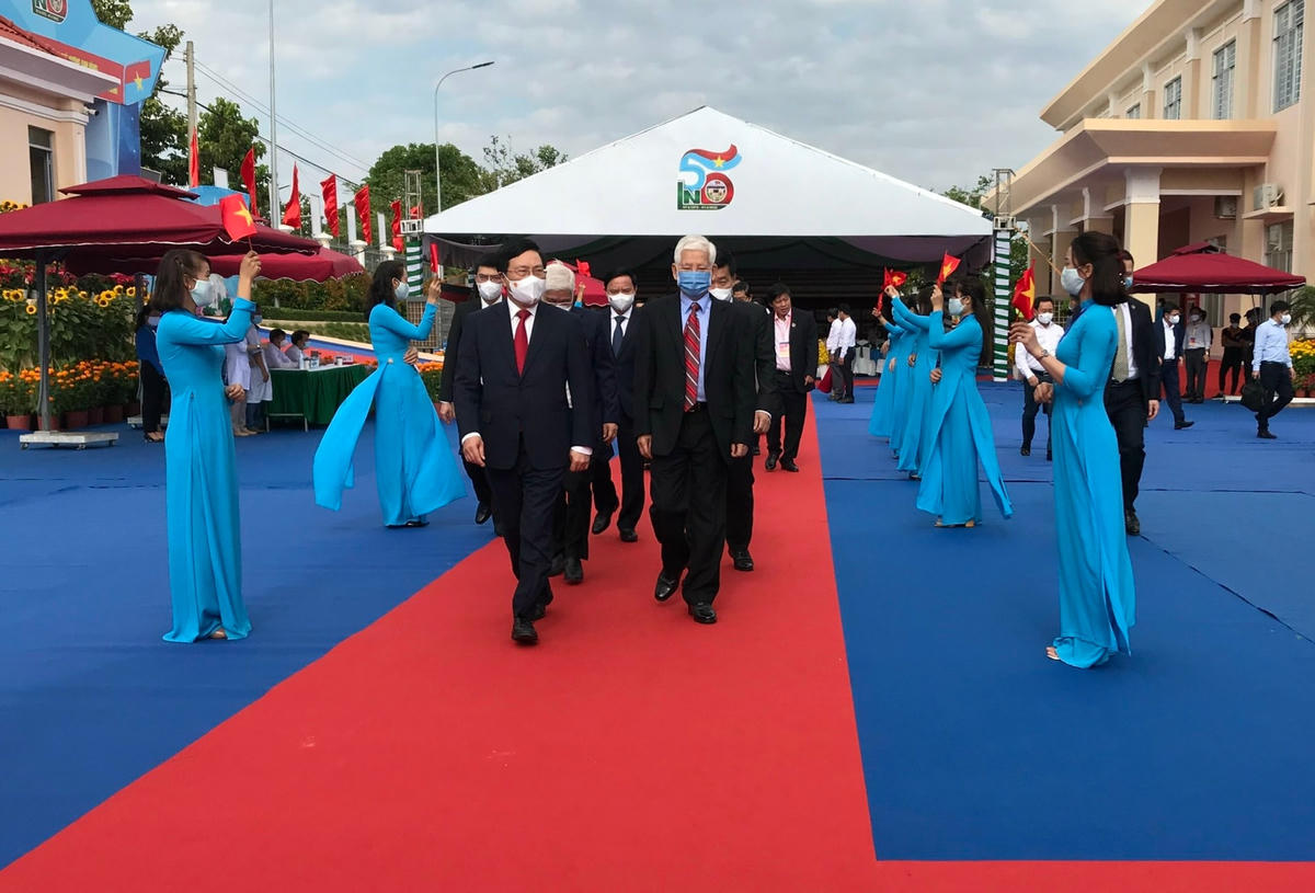 Phó Thủ tướng Thường trực Phạm Bình Minh và nguyên Chủ tịch nước Nguyễn Minh Triết tới dự lễ.