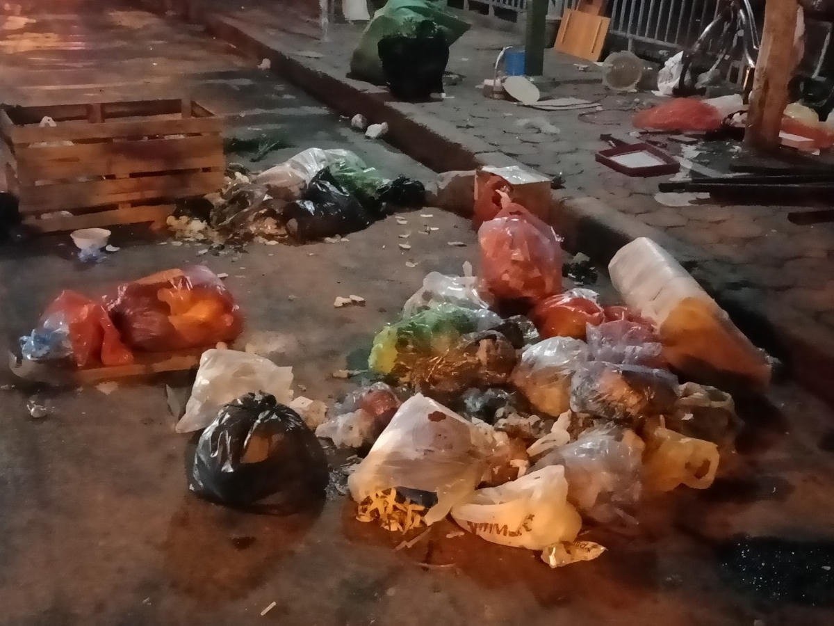 Nhiều người dân vẫn thiếu ý thức khi vứt rác bừa bãi dọc đường.