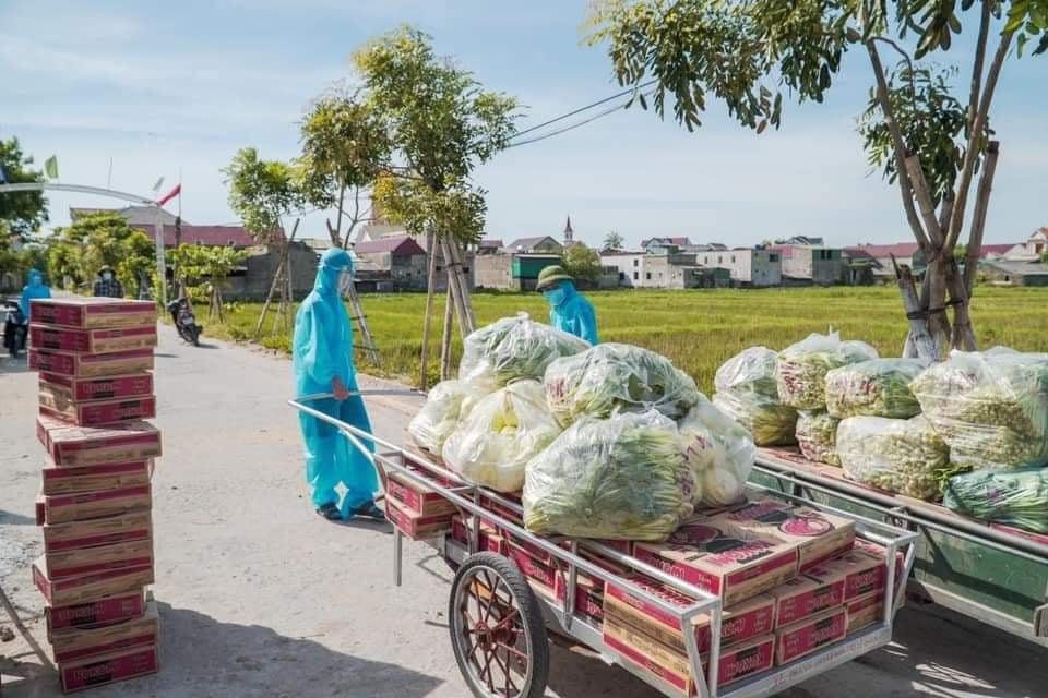 Người dân khắp nơi gom góp nhu yếu phẩm hỗ trợ người dân trong vùng phong tỏa xã Thạch Long.  